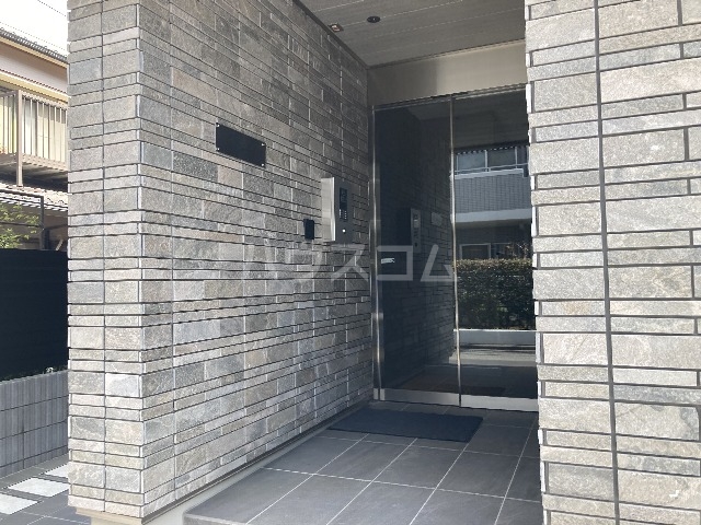 23/27 エントランス