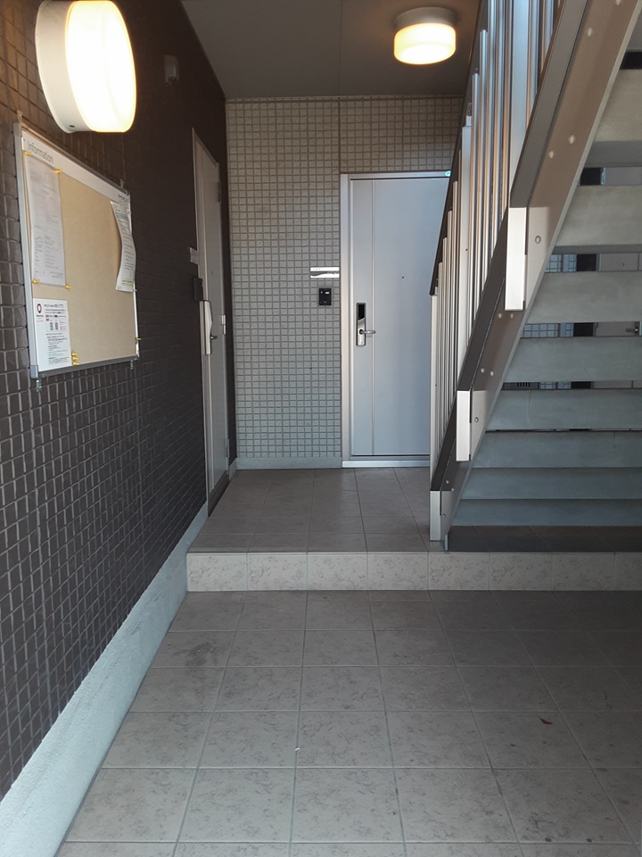 23/27 エントランス