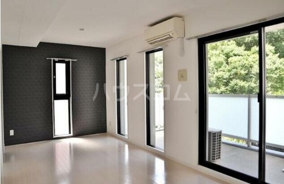 23/27 エントランス