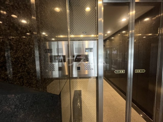 21/23 エントランス