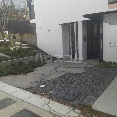 18/27 エントランス