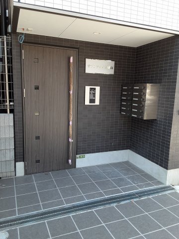 26/27 エントランス