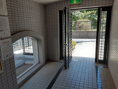 20/30 エントランス