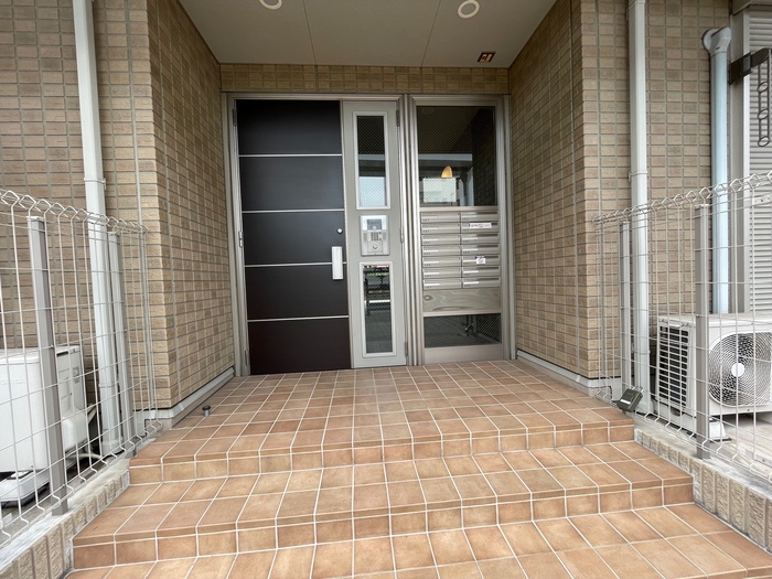 16/17 エントランス