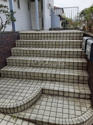 27/30 エントランス