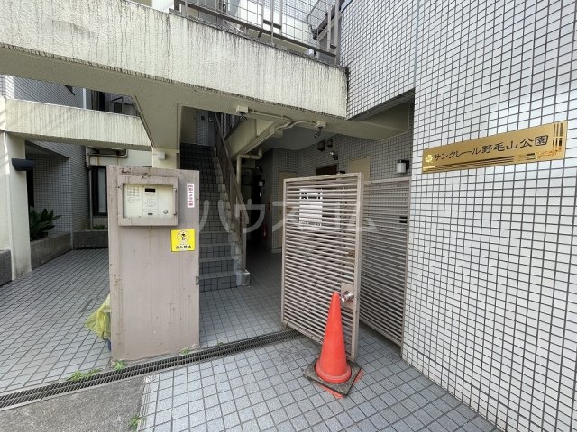 22/25 エントランス