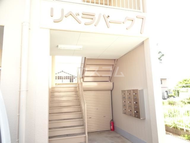 18/28 エントランス