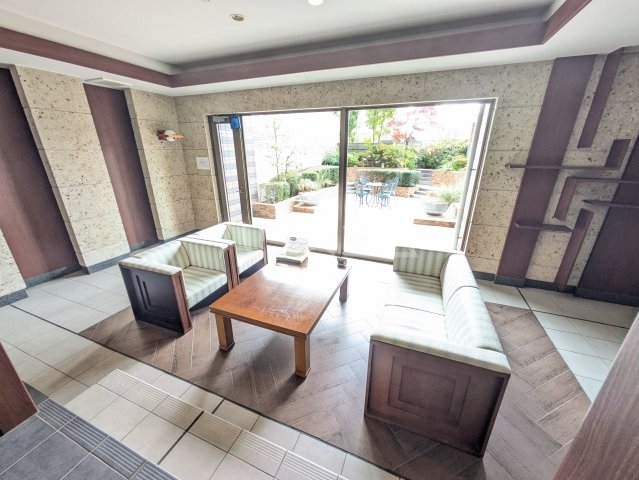 24/27 エントランス