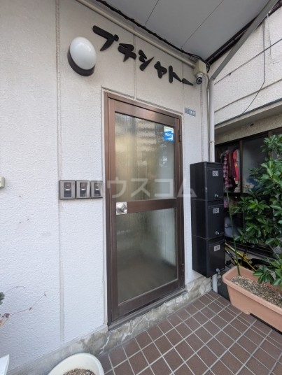 21/30 エントランス