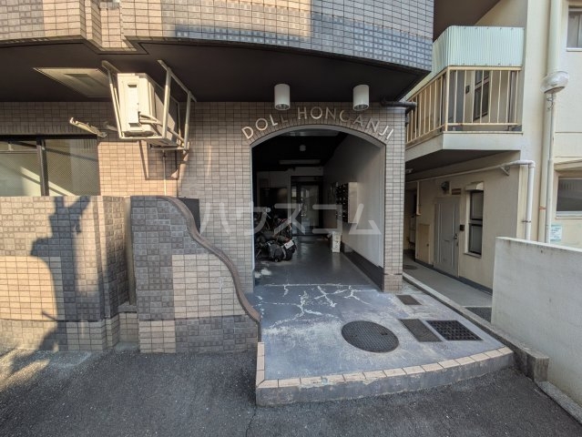 18/23 エントランス