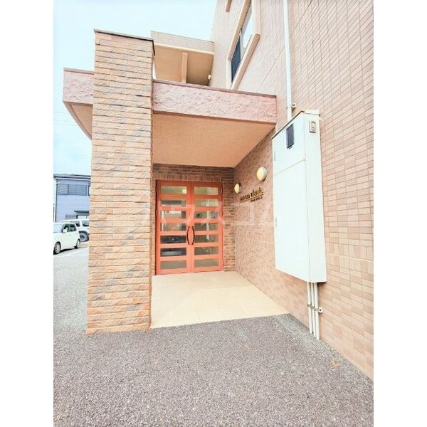 18/22 エントランス