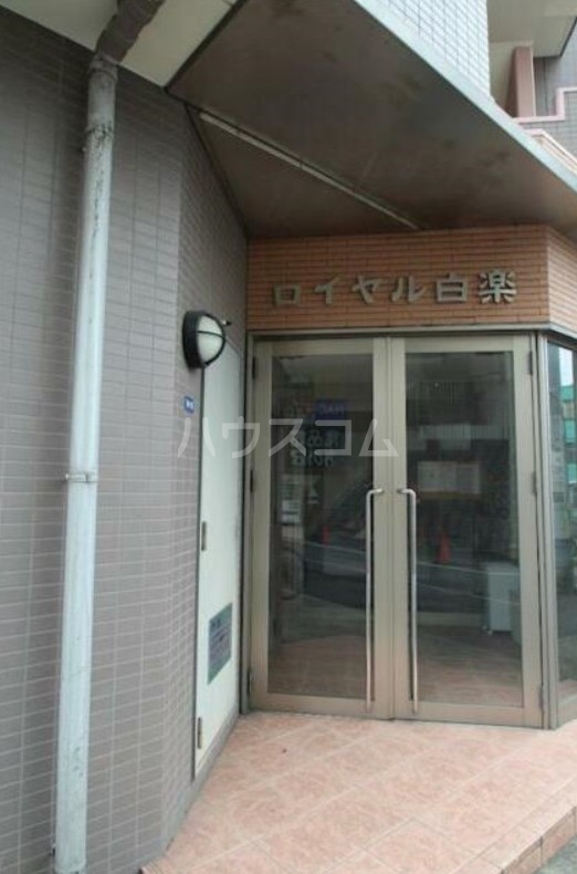 19/27 エントランス