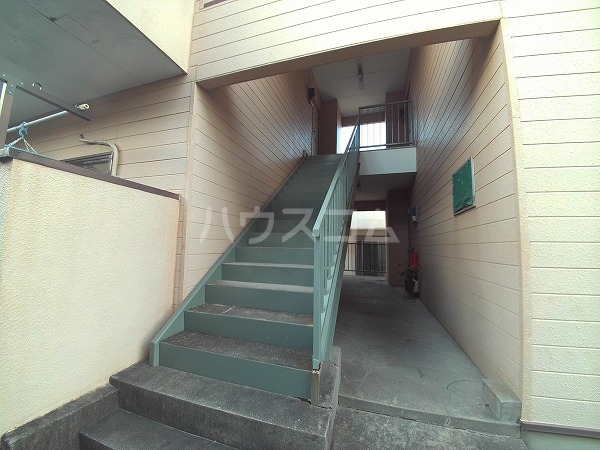 21/30 エントランス