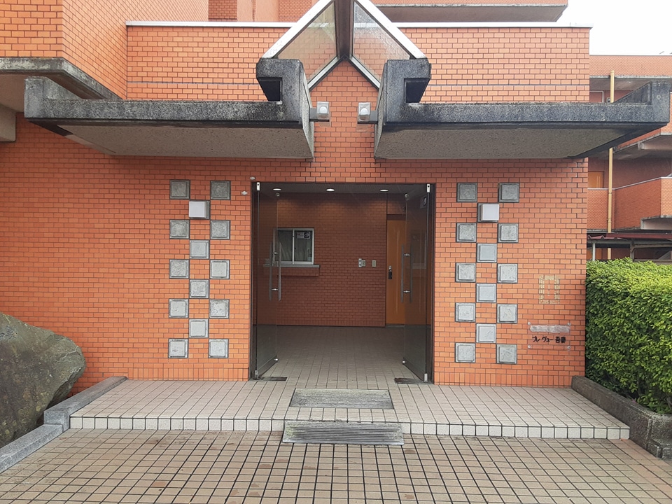 26/28 エントランス