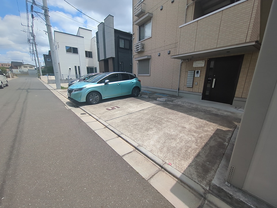 27/30 駐車場