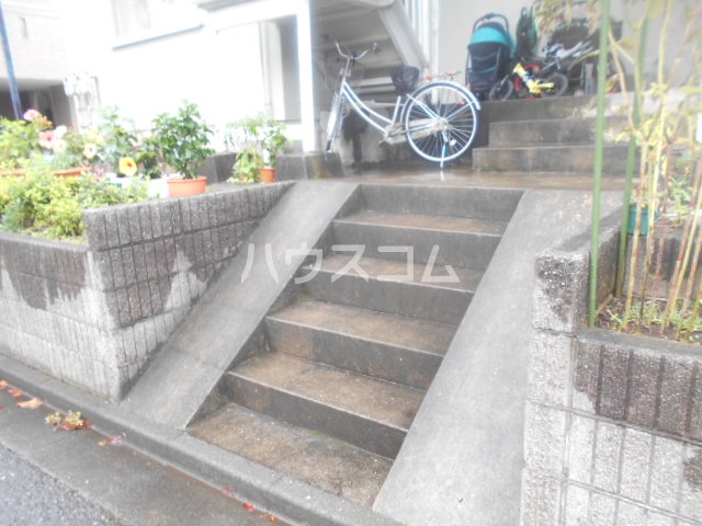 23/30 エントランス