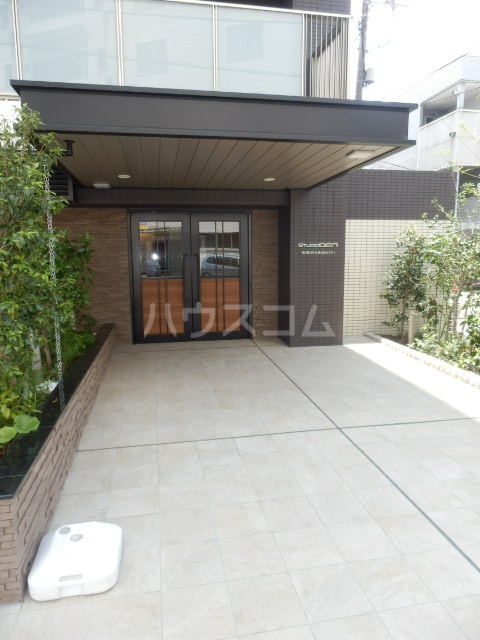 23/30 エントランス