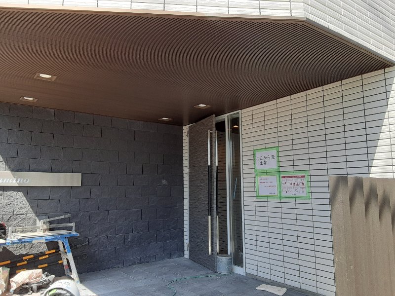 24/30 エントランス