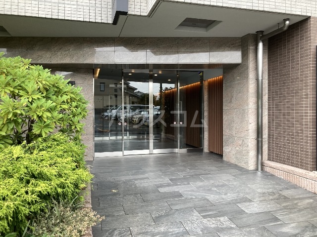 26/29 エントランス