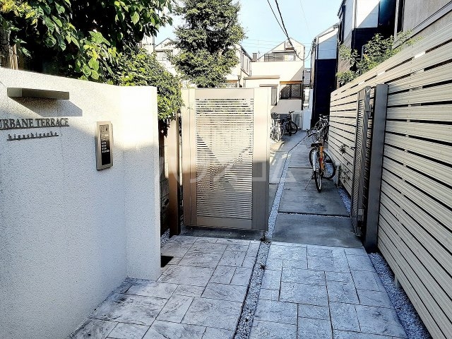 25/30 エントランス