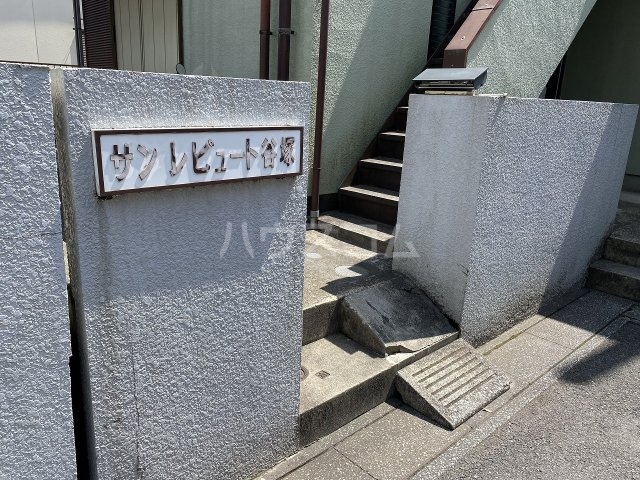 23/30 エントランス