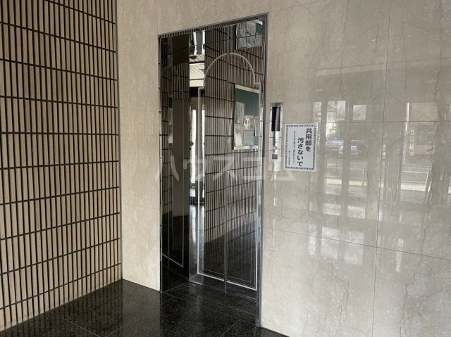 27/30 エントランス