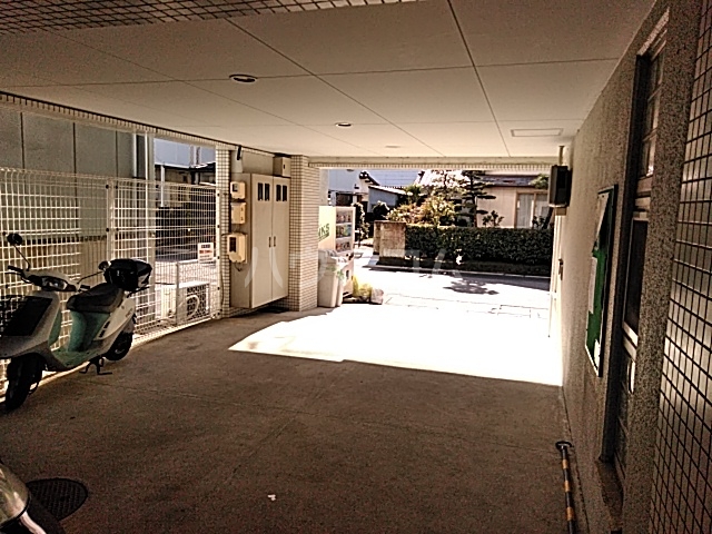 23/29 エントランス