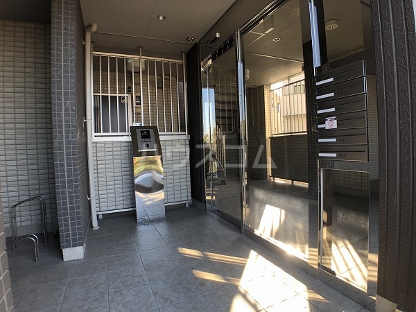 27/30 エントランス