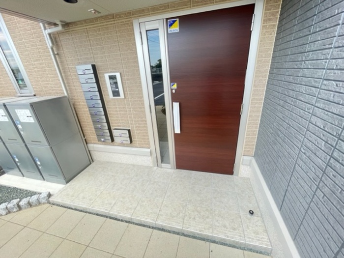 27/30 エントランス