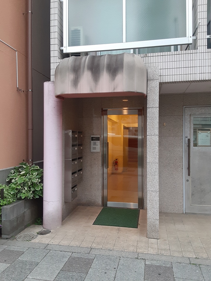 27/29 エントランス