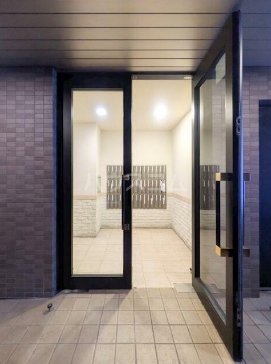 16/16 エントランス