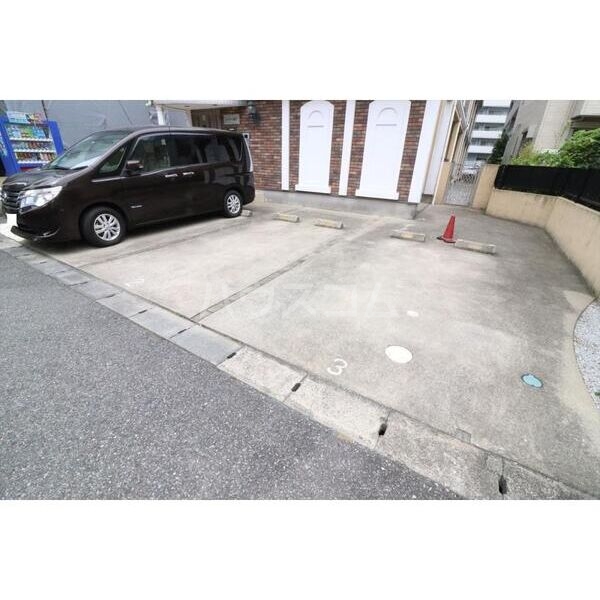 28/30 駐車場
