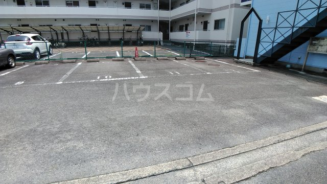 2/5 駐車場