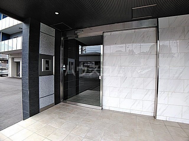 27/30 エントランス