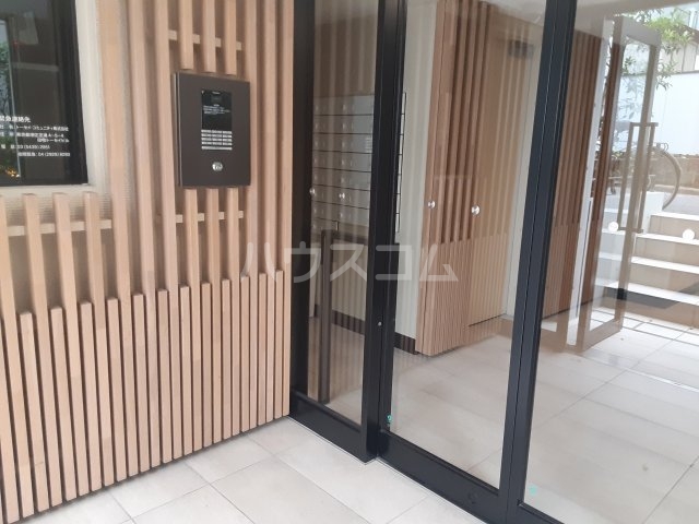 27/30 エントランス