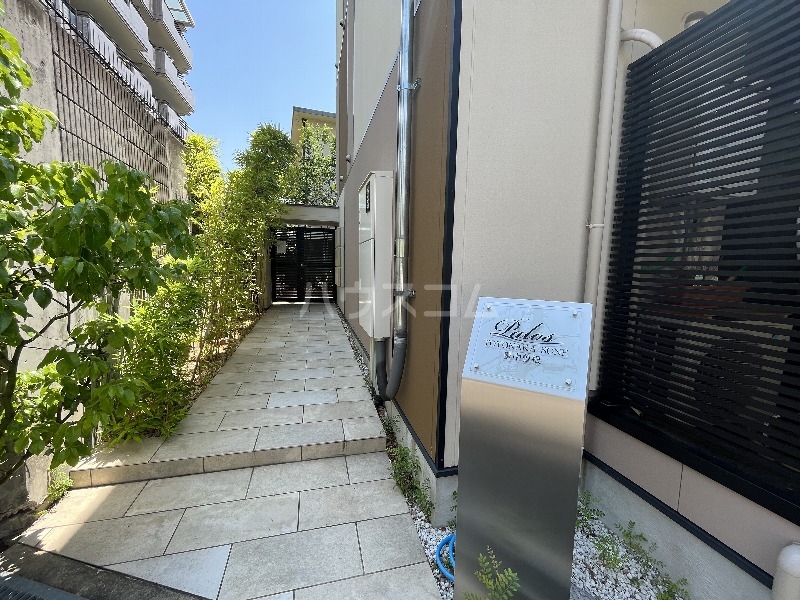 26/30 エントランス