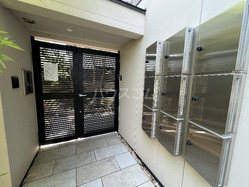 27/30 エントランス