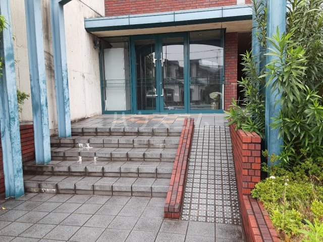 28/30 エントランス