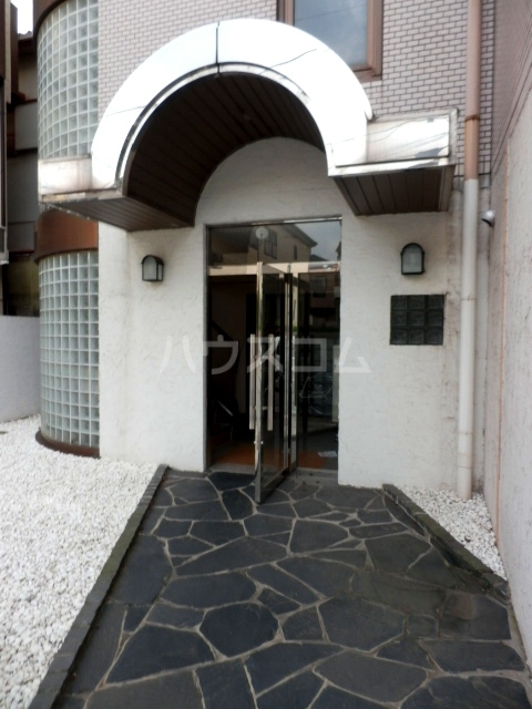 18/27 エントランス