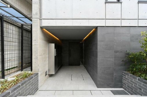 23/25 エントランス