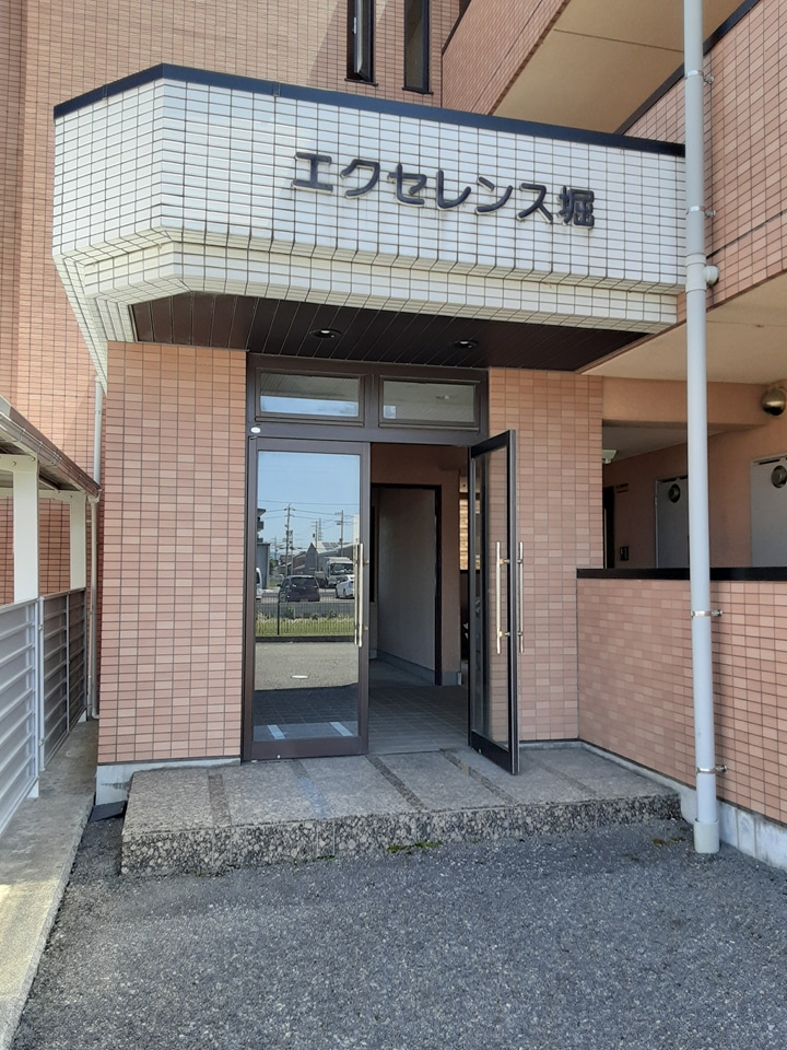 20/21 エントランス