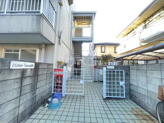 28/30 エントランス