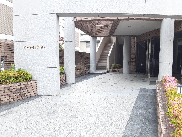 28/30 エントランス