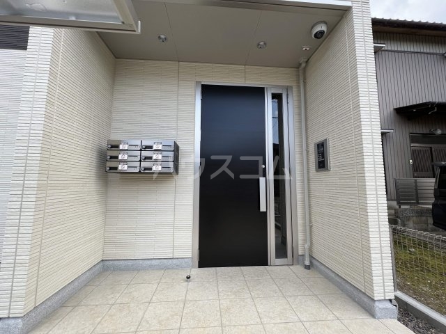 27/30 エントランス