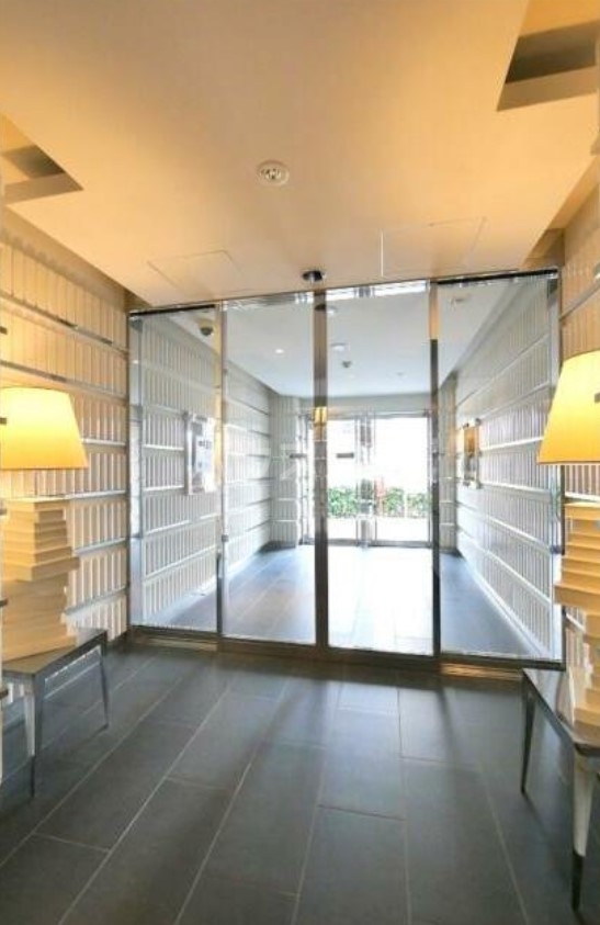 24/30 エントランス