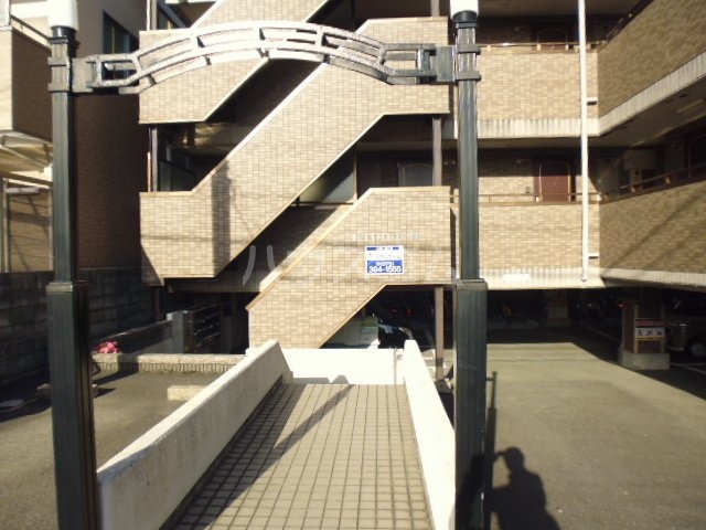 21/30 エントランス