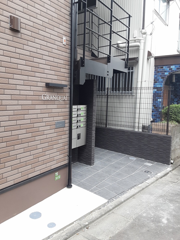 24/27 エントランス