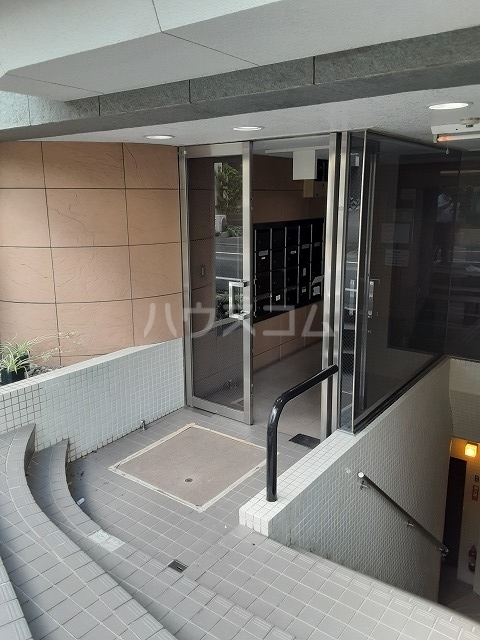 28/30 エントランス