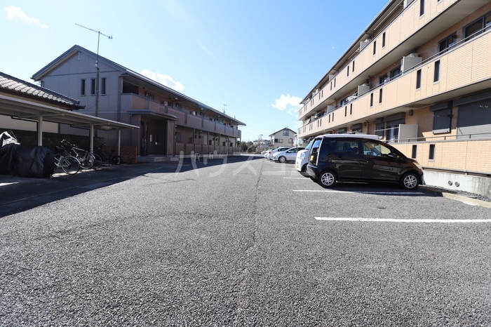 23/28 駐車場