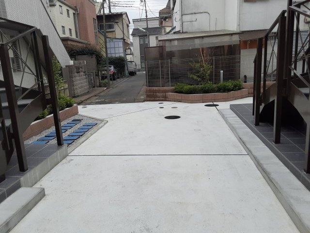 16/23 エントランス